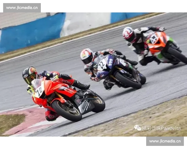 极速风驰：公路自行车赛中的速度与耐力较量全记录 - 副本 - 副本